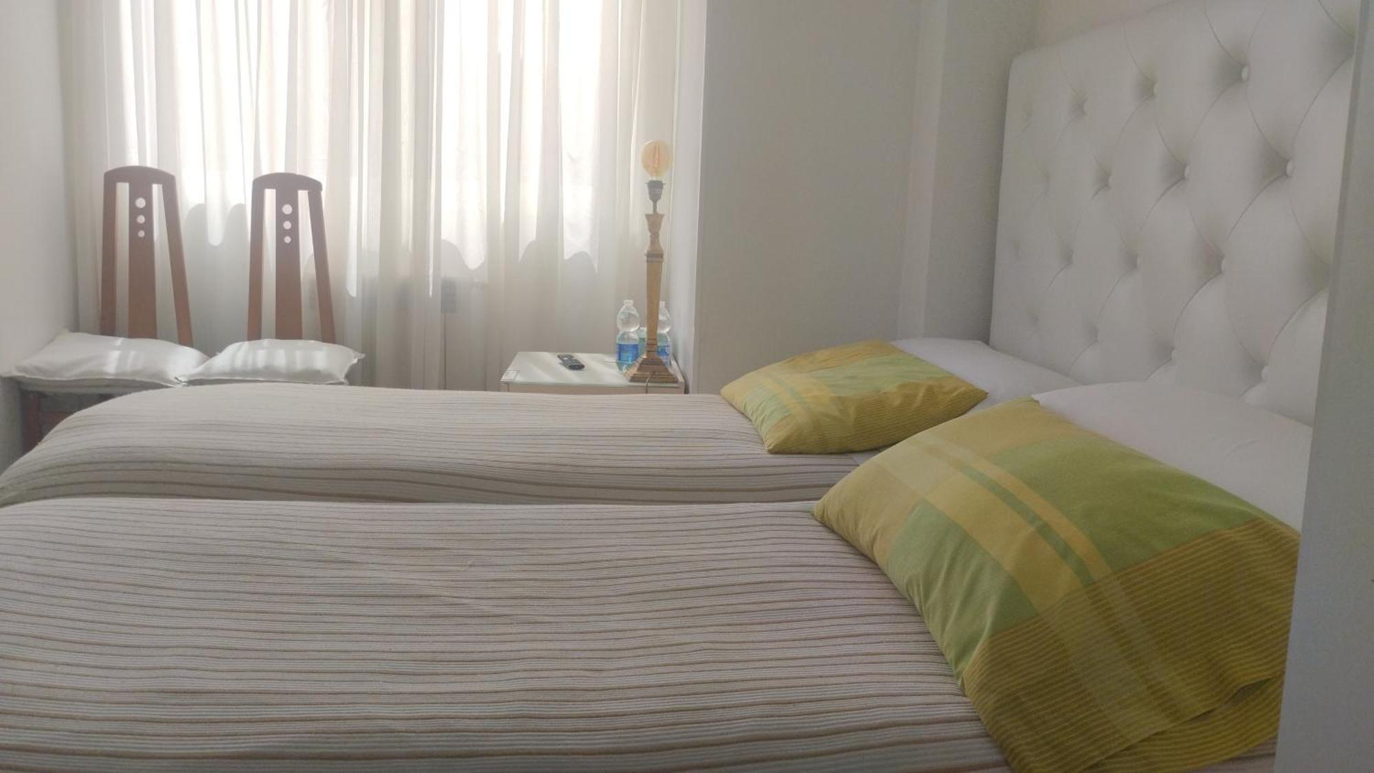 Habitaciones Individuales En Apartamento Madrid Exterior foto